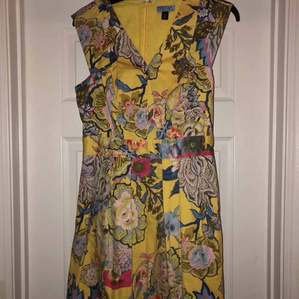 Beautiful floral dress with pockets!!